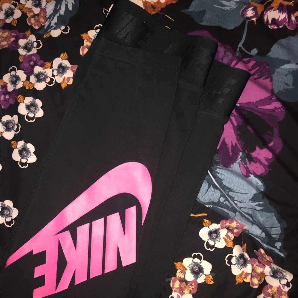 Dark grey Nike leggings